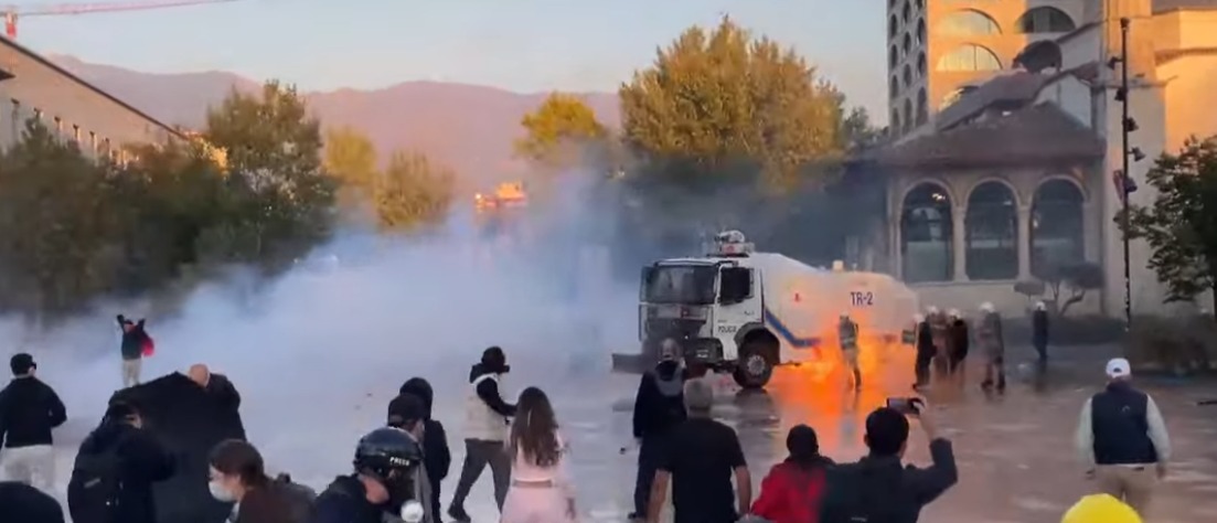 Protestuesit hedhin molotovë  përfshihet nga flakët një efektiv policie  detajet e para