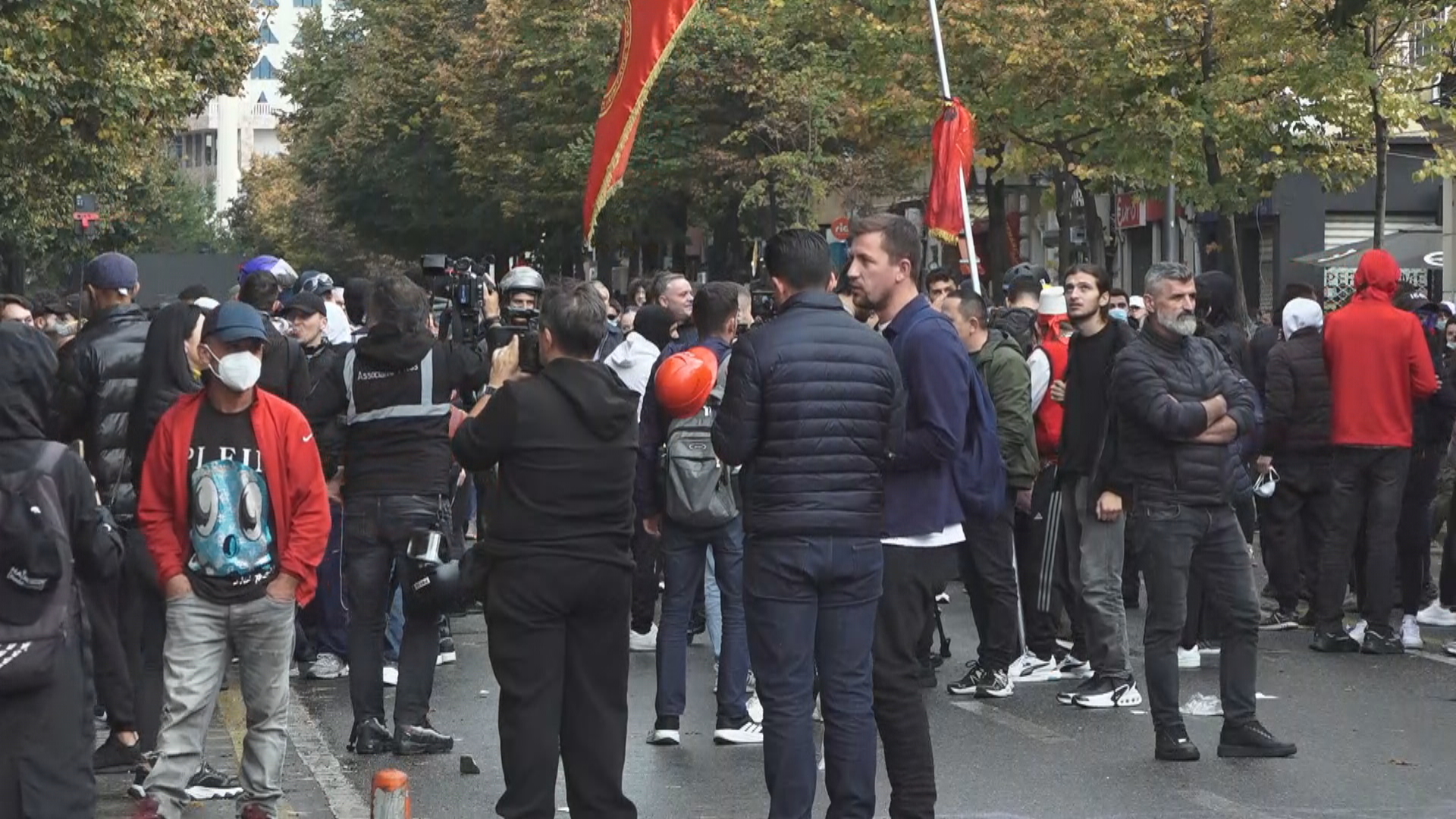 Nis protesta  protestuesit mblidhen para Ministrisë së Arsimit  nisin sulmet ndaj godinës
