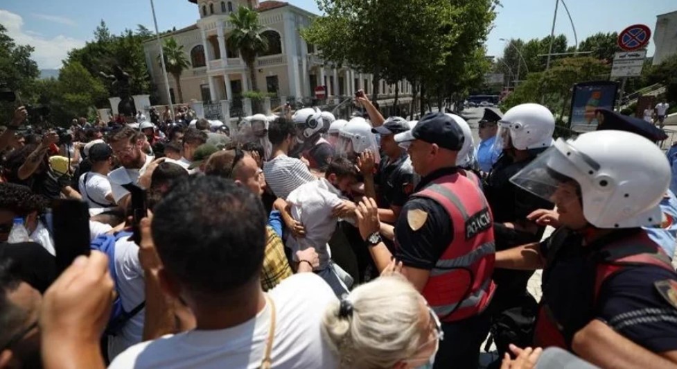 Protesta e dhunshme para Parlamentit  Policia arreston 3 persona  6 të tjerë procedohen penalisht 