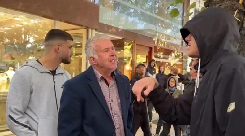 Protestë edhe në Korçë  pjesëmarrja e ulët  grupi marshon te Bashkia 