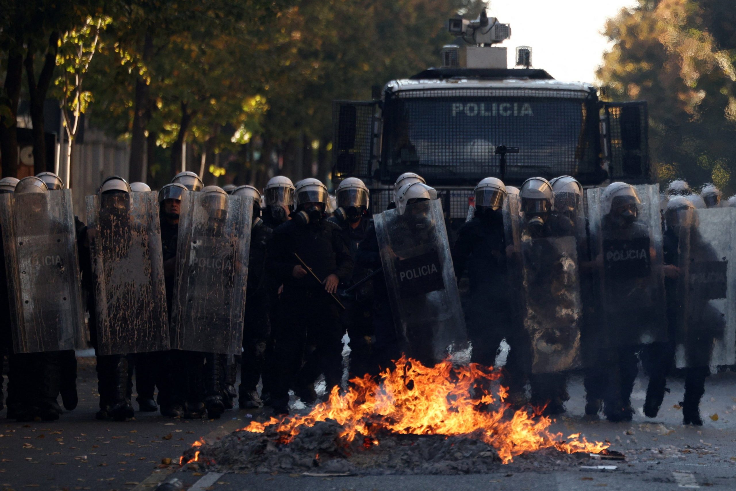 Rama miraton shpërblimin prej 269 mijë lekësh të reja për 2 750 policët që përballen me protestuesit