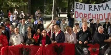 Protesta në Tiranë në ditën e 125-të, tubim para Kryeministrisë dhe fjalime politike për dorëheqjen e qeverisë