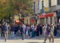 “Vetëm studentët, Rama n’burg, Berisha n’burg…”- Dy tubimet bëjnë ‘xing’, protestuesit nuk i mirëpresin militantët e PD te Ministria e Arsimit (VIDEO)