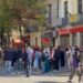 “Vetëm studentët, Rama n’burg, Berisha n’burg…”- Dy tubimet bëjnë ‘xing’, protestuesit nuk i mirëpresin militantët e PD te Ministria e Arsimit (VIDEO)