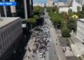 Nis me vonesë protesta e PD-së para Kryeministrisë, ja pjesëmarrja nga lart! Udhëhiqen nga Noka, Berisha deri tani i mungon sheshit