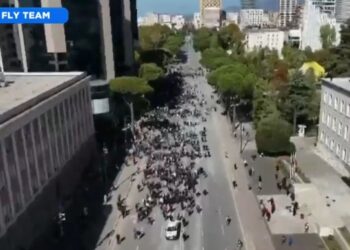 Nis me vonesë protesta e PD-së para Kryeministrisë, ja pjesëmarrja nga lart! Udhëhiqen nga Noka, Berisha i mungon sheshit (FOTO)