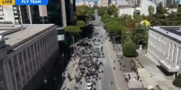 Nis me vonesë protesta e PD-së para Kryeministrisë, ja pjesëmarrja nga lart! Udhëhiqen nga Noka, Berisha i mungon sheshit (FOTO)