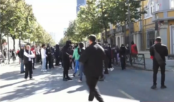 Dita e pestë  Protestuesit nisin marshimin drejt Ministrisë së Arsimit  policia rreshtohet para godinës  bëhen gati edhe autobotet  FOTO 