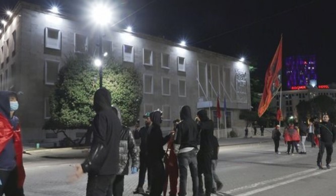 Dita e 14 të e protestës  zbehen aktet e dhunës  mungon  grupi i zjarrit   por jo maskat  Pjesëmarrje më e ulët dhe situatë e qetë
