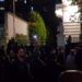VIDEO/ Dhuna e protestuesve nuk kursen as përfaqësinë e Vatikanit në Tiranë! Ja pamjet kur ngjiten në kangjella dhe sulmojnë