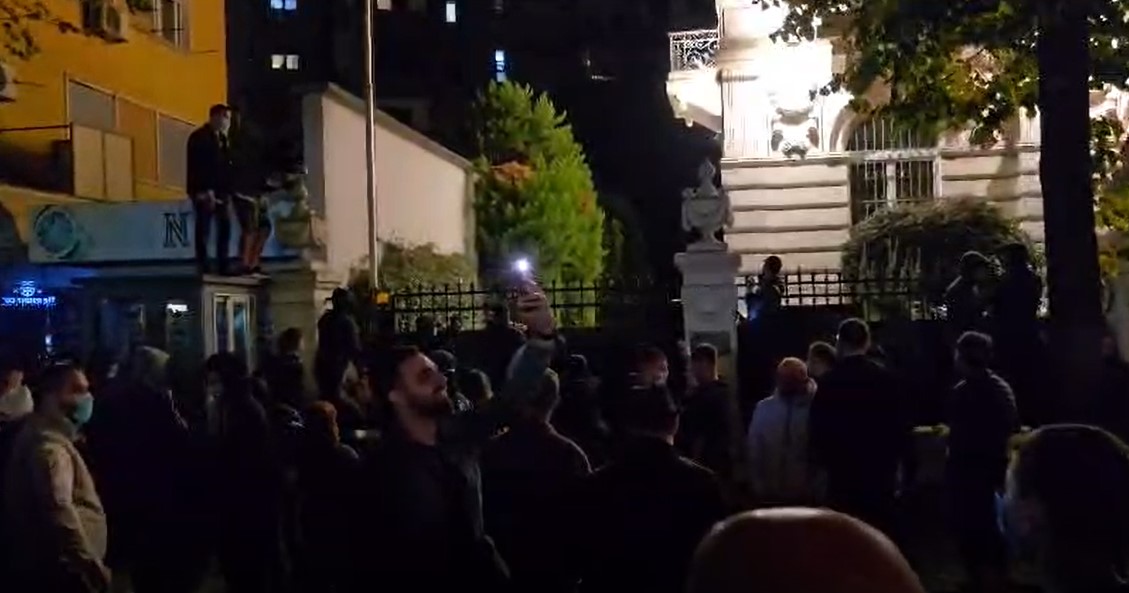 video-dhuna-e-protestuesve-nuk-kursen-as-perfaqesine-e-vatikanit-ne-tirane-ja-pamjet-kur-ngjiten-ne-kangjella-dhe-sulmojne