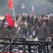 FOTO/ Nga protesta te sulmi ndaj bizneseve, persona të maskuar godasin bankën e nivelit të dytë dhe i vënë zjarrin! Rrezikohen edhe godinat e tjera pranë