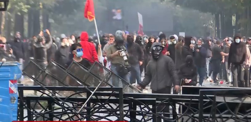 Protesta  Reagon Ambasada Britanike në Tiranë  E drejta për të protestuar nuk justifikon dhunën dhe dëmtimin e pronës publike 