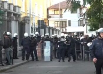 Protestuesit sulmojnë me gurë Ministrinë e Arsimit dhe efektivët, Policia i shpërndan me gaz lotsjellës, nisin dhe shoqërimet!