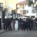Protestuesit sulmojnë me gurë Ministrinë e Arsimit dhe efektivët, Policia i shpërndan me gaz lotsjellës, nisin dhe shoqërimet!