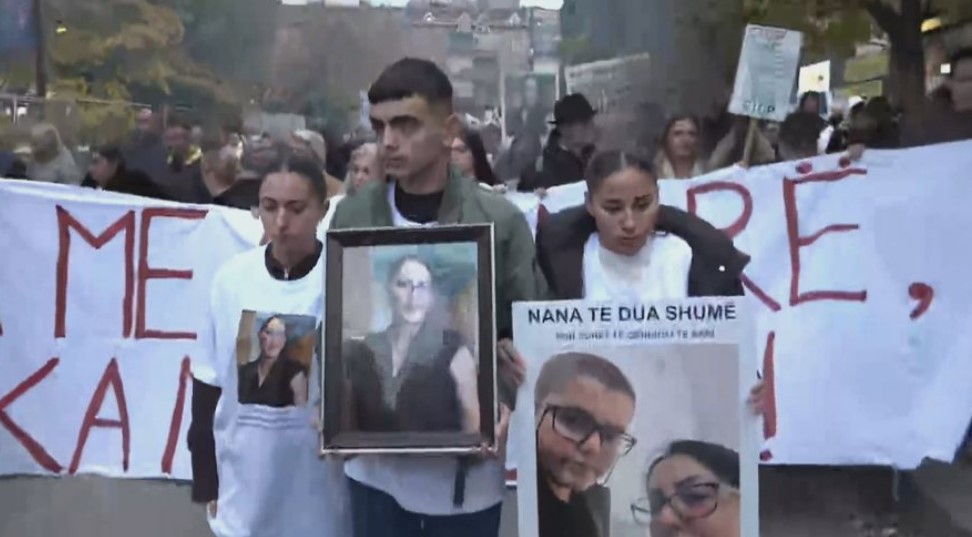Vrasja e Arlind Zekajt në Kosovë  protestuesit në Prishtinë kërkojnë dorëheqjen e ministres Gërvalla 