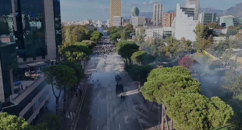 Tensione në protestë  Grupe të vogla  gurë mbi policinë