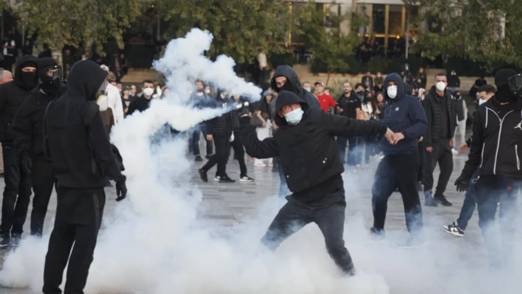 13 persona të plagosur nga protesta, mes tyre protestues, policë dhe gazetarë, qytetari i dëmtuar në sy jashtë rrezikut për jetën