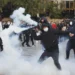13 persona të plagosur nga protesta, mes tyre protestues, policë dhe gazetarë, qytetari i dëmtuar në sy jashtë rrezikut për jetën