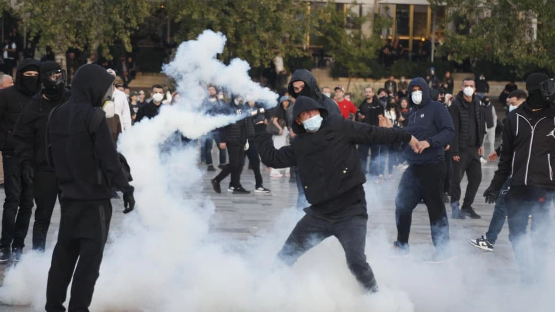 13 persona të plagosur nga protesta  mes tyre protestues  policë dhe gazetarë  qytetari i dëmtuar në sy jashtë rrezikut për jetën