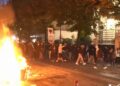 Protesta del jashtë kontrollit, nis sulmi edhe ndaj bizneseve private te “Rruga e Durrësit”! Persona me maska shkatërrojnë disa prej tyre (FOTO)