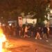 Protesta del jashtë kontrollit, nis sulmi edhe ndaj bizneseve private te “Rruga e Durrësit”! Persona me maska shkatërrojnë disa prej tyre (FOTO)