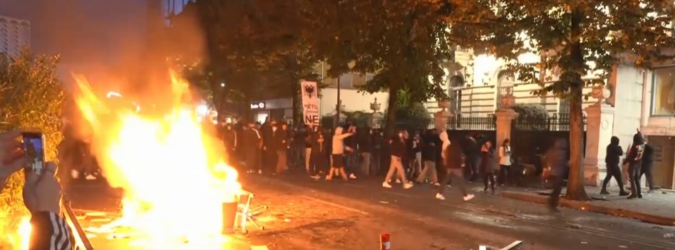 Rritet bilanci i dëmeve nga protesta  19 të lënduar  Gazetari goditet me tullë në kokë  nën kujdes mjekësor edhe një punonjës i trupit diplomatik