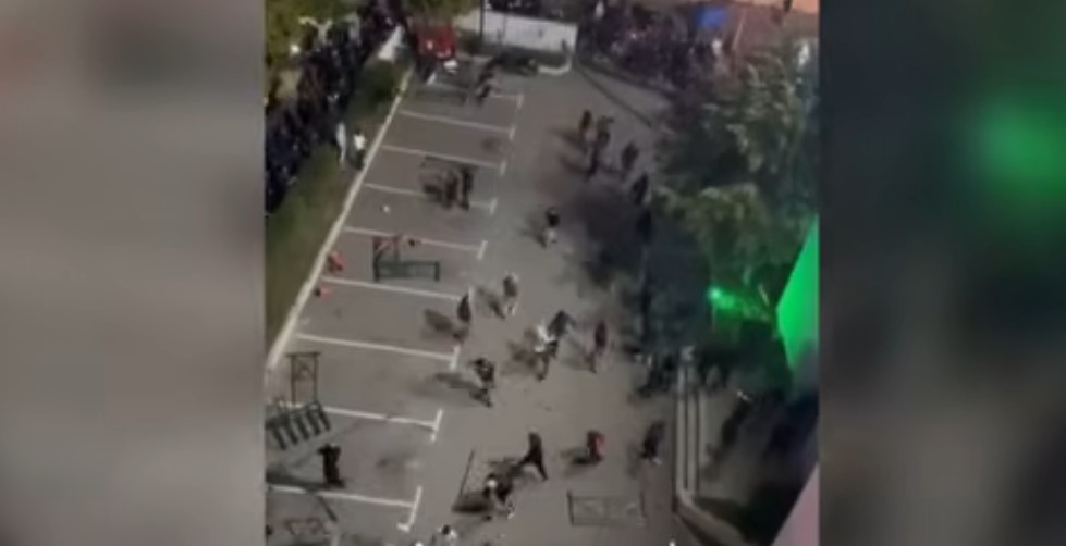 VIDEO  Momenti kur protestuesit sulmojnë komisariatet nr 2 dhe 3  Hyjnë në territorin e tyre dhe shkatërrojnë  shikoni pamjet