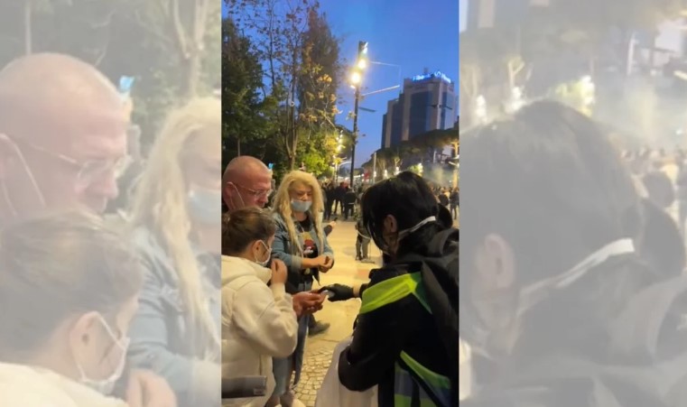 Protestuesit pajisen me ujë fiziologjik dhe alkool për t u përballur me gazin lotsjellës
