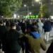 Protestuesit i drejtohen Parlamentit, bëjnë thirrje për grumbullim! Policia shton forcat edhe te Bashkia, bën shoqërime të dyshuarish