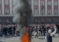 FOTO-LAJM/ Gjëmim daulleje, valle tropojane dhe thirrje për revolucion, mbështetësit e PD-së kërcejnë rreth zjarrit para Kryeministrisë