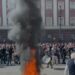 FOTO-LAJM/ Gjëmim daulleje, valle tropojane dhe thirrje për revolucion, mbështetësit e PD-së kërcejnë rreth zjarrit para Kryeministrisë