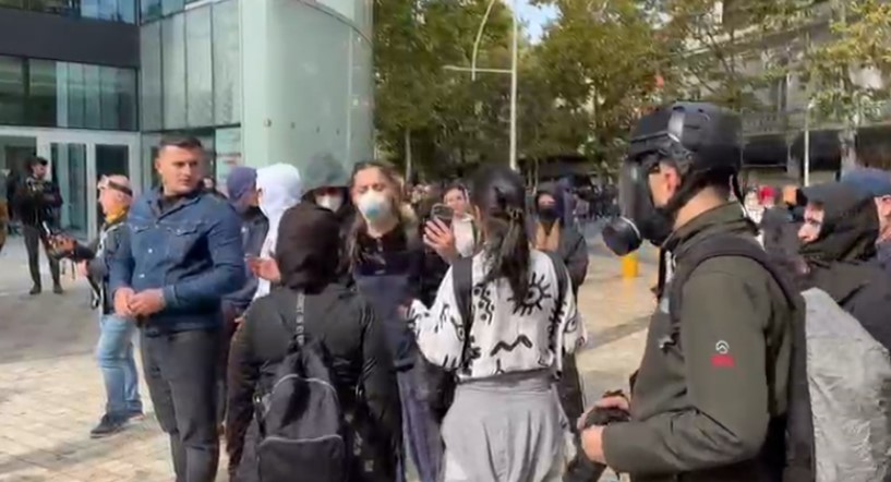 Keni marrë lekë     Protestuesit zihen me njëri tjetrin në sy të Policisë  Jam vetëm  s jam me grupimin tuaj 