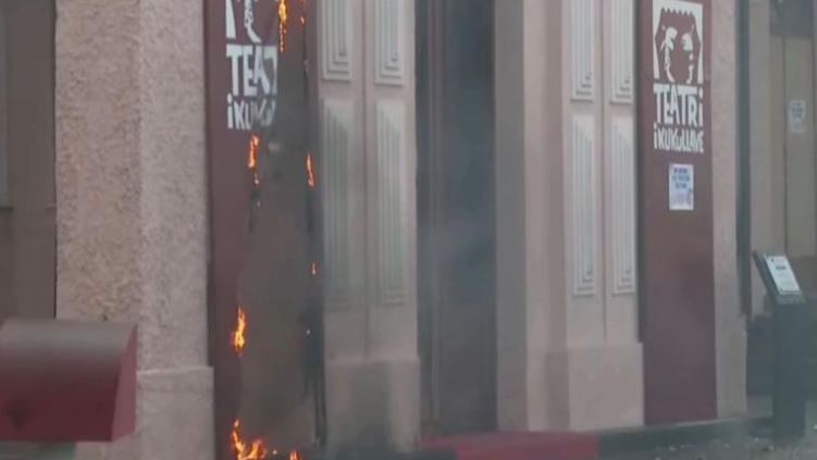 Protestuesit e dhunshëm i vënë zjarrin Teatrit të Kukullave