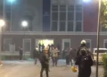 Tensionet në selinë blu, Policia: Na sulmuan me molotovë, përdorëm gaz lotsjellës