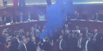 Deputetët e PD hedhin sende drejt Ramës, Kryeministri largohet pas votimit për projektiligjin për BSH