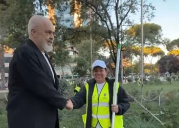 “Disa shkatërrojnë, ne pastrojmë”- Rama takon punonjësit e Bashkisë: Ne vazhdojmë të bëjmë atë që dimë të bëjmë më mirë! (VIDEO)