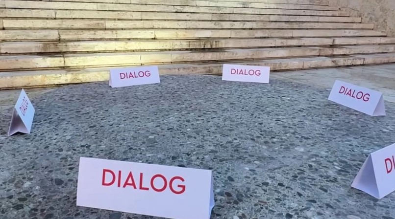 Rama përsërit ftesën për dialog me protestuesit  shtron sofrën e gurtë para Kryeministrisë   VIDEO 