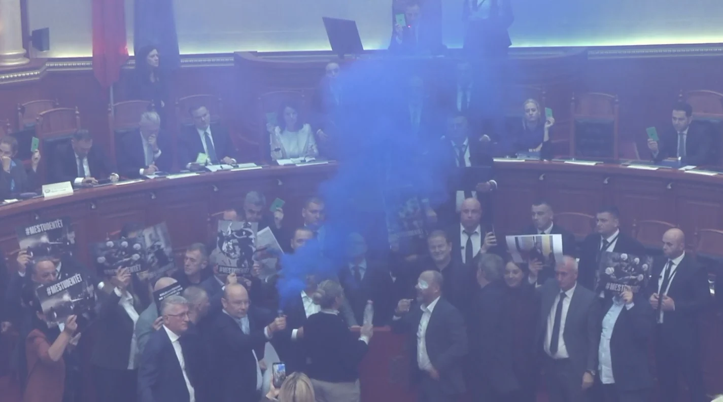 Deputetët e PD hedhin sende drejt Ramës  Kryeministri largohet pas votimit për projektiligjin për BSH