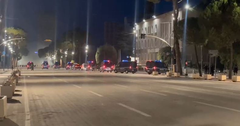 Kaosi nga protesta e dhunshme në Tiranë  RENEA kthehet para Kryeministrisë