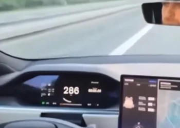 Tesla Model S Plaid përplaset pasi i shpërthen goma në 286 km/h