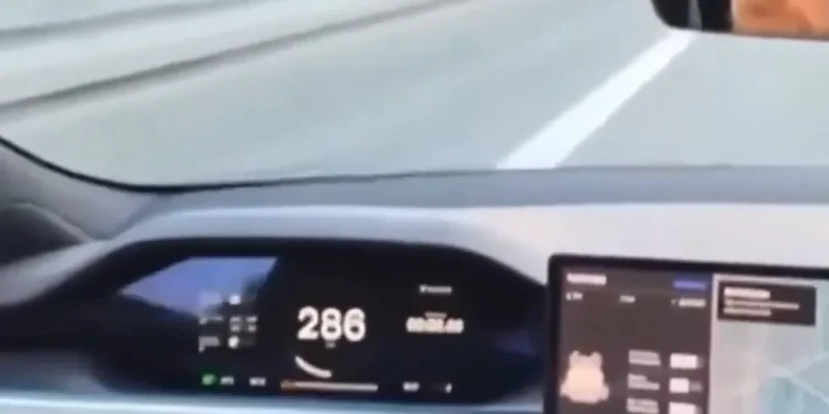 Tesla Model S Plaid përplaset pasi i shpërthen goma në 286 km/h