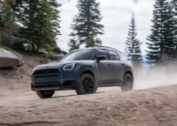MINI Countryman Untamed Edition 2027 synon terrenet e vështira me pezullim të ngritur dhe goma all-terrain