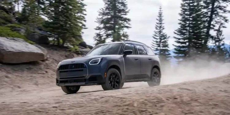 MINI Countryman Untamed Edition 2027 synon terrenet e vështira me pezullim të ngritur dhe goma all-terrain