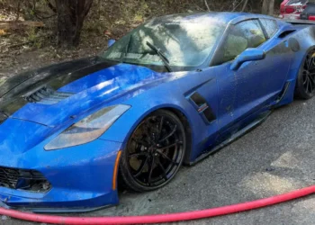 E pabesueshme: Corvette C7 u gjet pas vitesh në shtratin e lumit