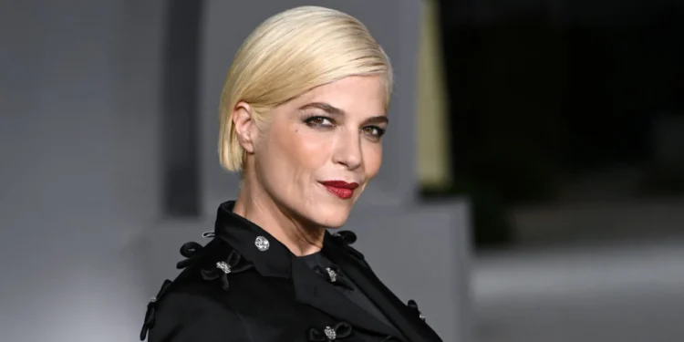 Selma Blair arrestohet në Nju Jork pas një incidenti në avion, dyshohet se kafshoi stjuardesat dhe u përpoq të hapte derën gjatë fluturimit