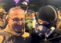 Tirana në kaos e flakë, deputeti i PD shfaqet i qeshur dhe bën “selfie” me protestuesit e maskuar me baklava!