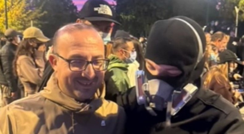 Tirana në kaos e flakë  deputeti i PD shfaqet i qeshur dhe bën  selfie  me protestuesit e maskuar me baklava 