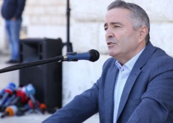Nga drejtor në SHISH, te protesta kundër Ramës: Kush është Sandër Kovaçi, që drejtoi protestën e pedagogëve sot në krah të dhëndrit dhe vajzës së Berishës?