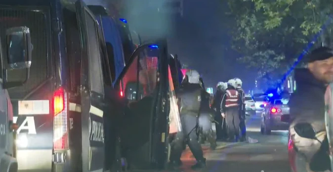FOTO   Policia ndërhyn te Rruga e Ambasadave  tentohen dhjetëra arrestime